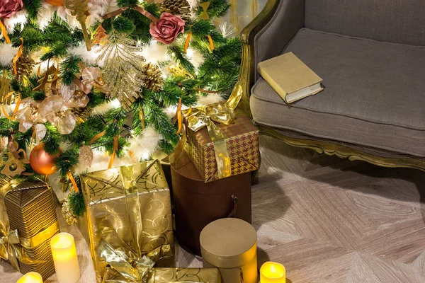 크리스마스 트리와 바닥에 선물들이 거실의 — 스톡 사진