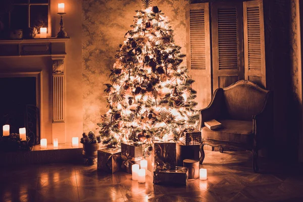 Interior Luxuoso Sala Estar Com Árvore Natal Decorada Presentes Chão — Fotografia de Stock