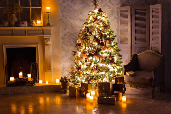 Luxuriöses Wohnzimmer Mit Geschmücktem Weihnachtsbaum Und Geschenken Auf Dem Holzboden — Stockfoto