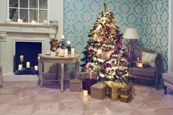 Süslü Noel Ağacı Ahşap Zemininde Hediyeler Olan Bir Oturma Odası — Stok fotoğraf