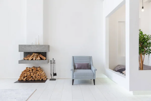 奢华时尚的现代设计工作室公寓 布局免费 风格简约 非常明亮的宽敞的房间 有白色的墙壁和木制的元素 — 图库照片