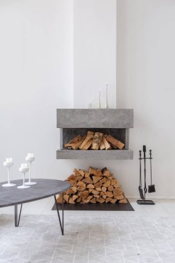 Lüks moda modern tasarım stüdyo dairesi. Bedava tasarımı çok az. Beyaz duvarları ve ahşap elementleri olan çok parlak geniş bir oda..