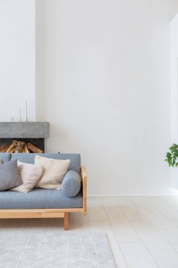 Lüks moda modern tasarım stüdyo dairesi. Bedava tasarımı çok az. Beyaz duvarları ve ahşap elementleri olan çok parlak geniş bir oda..