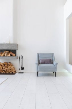 Lüks moda modern tasarım stüdyo dairesi. Bedava tasarımı çok az. Beyaz duvarları ve ahşap elementleri olan çok parlak geniş bir oda..