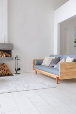 Lüks moda modern tasarım stüdyo dairesi. Bedava tasarımı çok az. Beyaz duvarları ve ahşap elementleri olan çok parlak geniş bir oda..