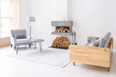 Lüks moda modern tasarım stüdyo dairesi. Bedava tasarımı çok az. Beyaz duvarları ve ahşap elementleri olan çok parlak geniş bir oda..