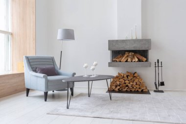 Lüks moda modern tasarım stüdyo dairesi. Bedava tasarımı çok az. Beyaz duvarları ve ahşap elementleri olan çok parlak geniş bir oda..