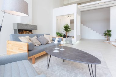 Lüks moda modern tasarım stüdyo dairesi. Bedava tasarımı çok az. Beyaz duvarları ve ahşap elementleri olan çok parlak geniş bir oda..