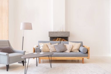 Lüks moda modern tasarım stüdyo dairesi. Bedava tasarımı çok az. Beyaz duvarları ve ahşap elementleri olan çok parlak geniş bir oda..