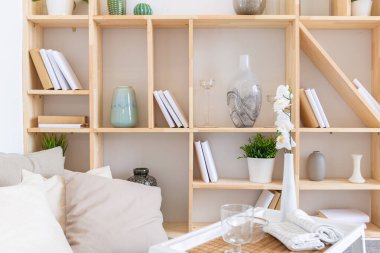 Lüks moda modern tasarım stüdyo dairesi. Bedava tasarımı çok az. Beyaz duvarları ve ahşap elementleri olan çok parlak geniş bir oda..