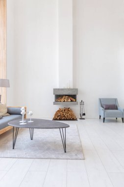 Lüks moda modern tasarım stüdyo dairesi. Bedava tasarımı çok az. Beyaz duvarları ve ahşap elementleri olan çok parlak geniş bir oda..