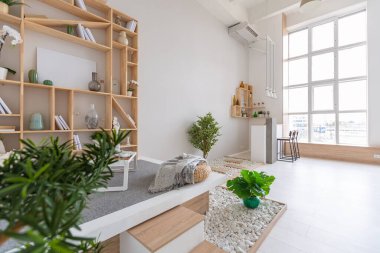 Lüks moda modern tasarım stüdyo dairesi. Bedava tasarımı çok az. Beyaz duvarları ve ahşap elementleri olan çok parlak geniş bir oda..