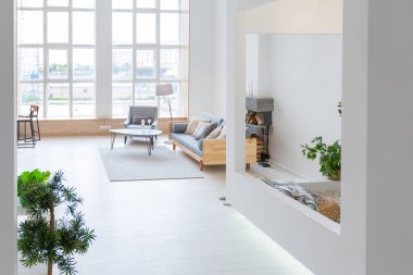 Lüks moda modern tasarım stüdyo dairesi. Bedava tasarımı çok az. Beyaz duvarları ve ahşap elementleri olan çok parlak geniş bir oda..