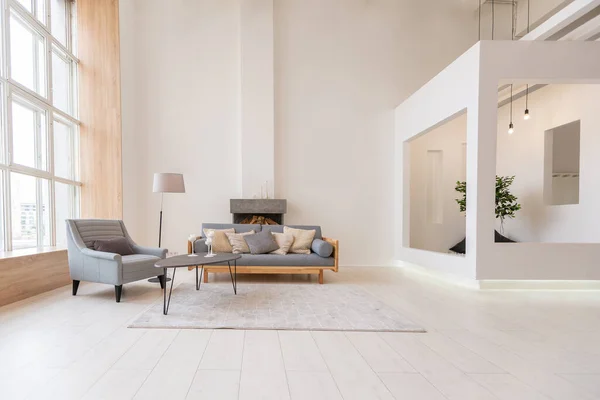 奢华时尚的现代设计工作室公寓 布局免费 风格简约 非常明亮的宽敞的房间 有白色的墙壁和木制的元素 — 图库照片
