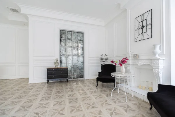 Luxuriöses Weißes Interieur Des Wohnzimmers Mit Eleganten Schicken Möbeln Und — Stockfoto