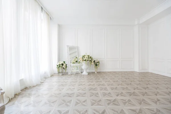 豪华的白色室内装饰 宽敞的客厅 精致别致的家具和高高的窗户 — 图库照片