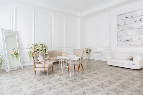 Luxusní Bílý Interiér Obývacího Prostorného Pokoje Elegantním Elegantním Nábytkem Vysokými — Stock fotografie