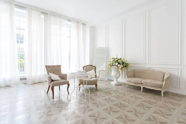 Luxo Interior Branco Sala Espaçosa Com Elegante Mobiliário Chique Janelas — Fotografia de Stock