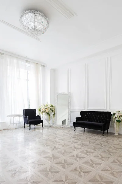 Lujo Interior Blanco Sala Estar Amplia Habitación Con Elegantes Muebles —  Fotos de Stock