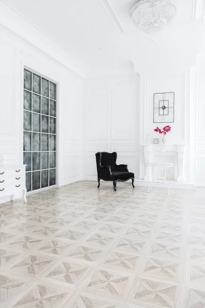 Luxo Interior Branco Sala Espaçosa Com Elegante Mobiliário Chique Janelas — Fotografia de Stock