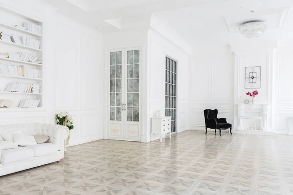 Πολυτελές Λευκό Εσωτερικό Του Καθιστικού Ευρύχωρο Δωμάτιο Κομψά Κομψά Έπιπλα — Φωτογραφία Αρχείου