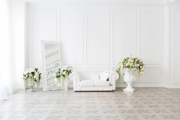 豪华的白色室内装饰 宽敞的客厅 精致别致的家具和高高的窗户 — 图库照片