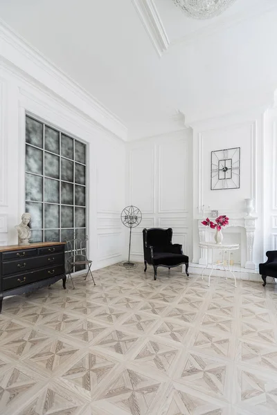 Lujo Interior Blanco Sala Estar Amplia Habitación Con Elegantes Muebles —  Fotos de Stock