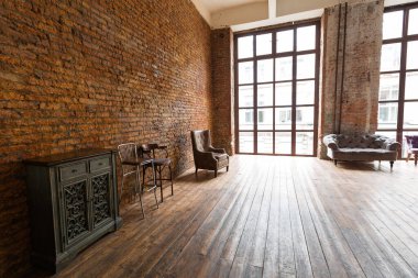 Geniş, boş ve geniş pencereli bir oda.