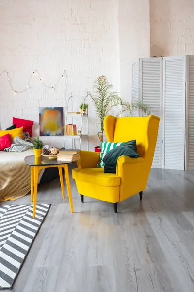 노란색 가구로 장식된 스칸디나비아 스타일의 스튜디오 아파트의 유행하는 럭셔리 인테리어 — 스톡 사진