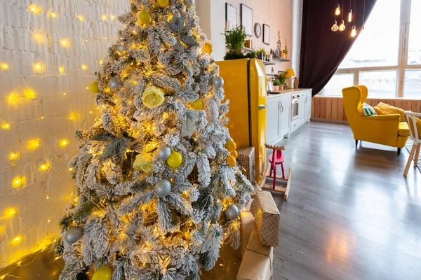 斯堪的纳维亚风格的时尚豪华室内设计 有明亮的黄色家具和新年彩灯装饰的工作室公寓 — 图库照片