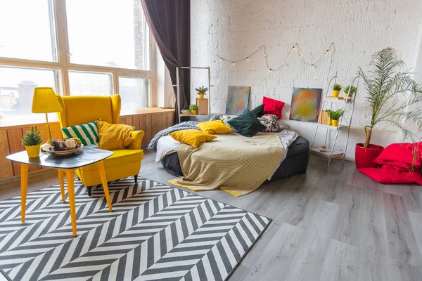 斯堪的纳维亚风格的时尚豪华室内设计 有明亮的黄色家具和新年彩灯装饰的工作室公寓 — 图库照片