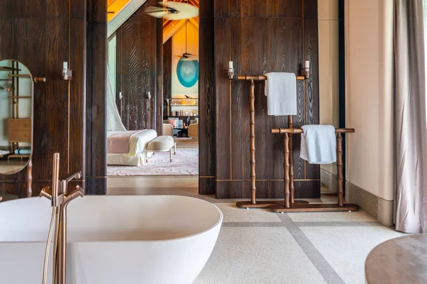 Luxusní Interiér Velmi Drahé Bohaté Vodní Vily Maledivách Zdobené Přírodním — Stock fotografie