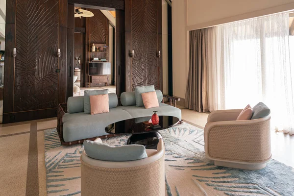 马尔代夫一座非常昂贵的富水别墅的豪华内部装饰着天然木材 — 图库照片