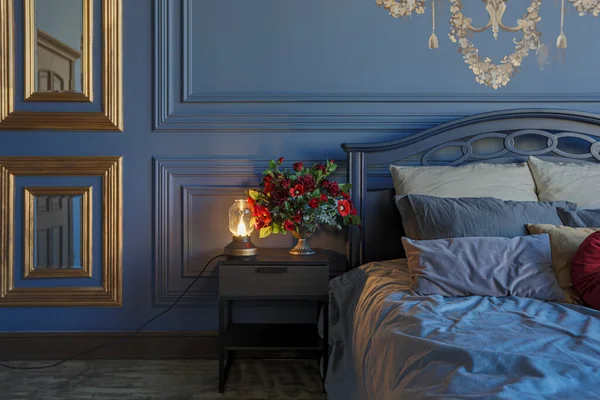 Luksusowe Eleganckie Wnętrze Pokoju Kolorze Głębokiego Błękitu Antycznymi Drogimi Meblami — Zdjęcie stockowe