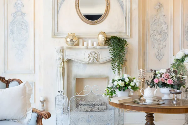 富丽堂皇的富丽堂皇的客厅室内装饰是米黄色的 带有巴洛克风格的古董昂贵家具 墙上装饰着粉刷和壁画 — 图库照片