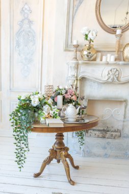 İçi bej renkli, zengin oturma odası. Barok tarzı antika pahalı mobilyalar. Duvarlar sıva ve fresklerle süslenmiş.