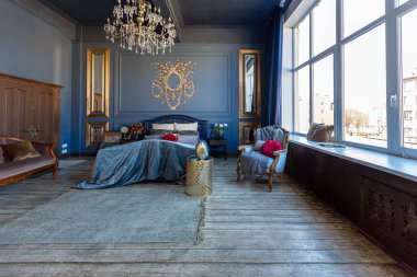 Lüks lüks yatak odasının içi koyu mavi renkli antika pahalı mobilyalar ve altın unsurlarla barok tarzında.