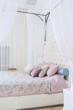 Modern ışık, zengin barok tarzını salıncakla temizler.