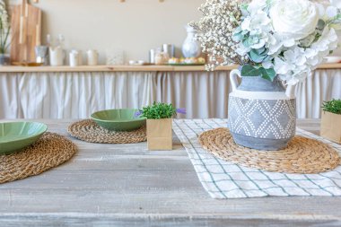 Basit, rahat bir ev. Açık bir plan. Mutfak ve yatak odası olan sıradan bir oda.