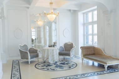 Güzel, şık, zengin, parlak, boş bir iç mekan. Yerden geniş pencereli yüksek beyaz duvarlar. Yerdeki desen.