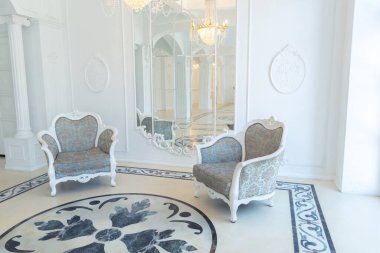 Güzel, şık, zengin, parlak, boş bir iç mekan. Yerden geniş pencereli yüksek beyaz duvarlar. Yerdeki desen.