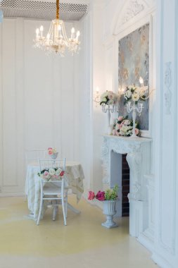 Güzel, şık, zengin, parlak, boş bir iç mekan. Yerden geniş pencereli yüksek beyaz duvarlar. Yerdeki desen.