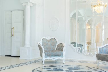 Güzel, şık, zengin, parlak, boş bir iç mekan. Yerden geniş pencereli yüksek beyaz duvarlar. Yerdeki desen.