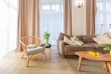 Modern, pahalı, lüks, açık planlı bir daire. Tavanda pastel renkli ahşap kirişler olan zengin İskandinav tarzı iç mekan.