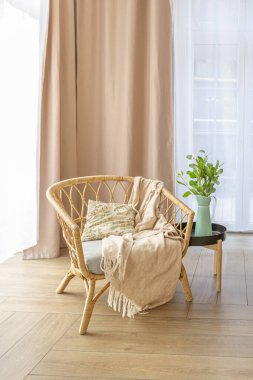 Modern, pahalı, lüks, açık planlı bir daire. Tavanda pastel renkli ahşap kirişler olan zengin İskandinav tarzı iç mekan.