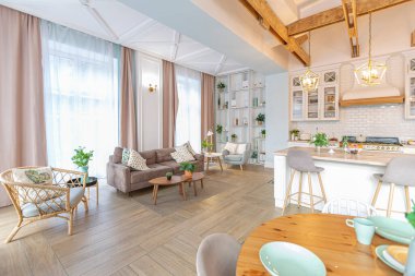 Modern, pahalı, lüks, açık planlı bir daire. Tavanda pastel renkli ahşap kirişler olan zengin İskandinav tarzı iç mekan.