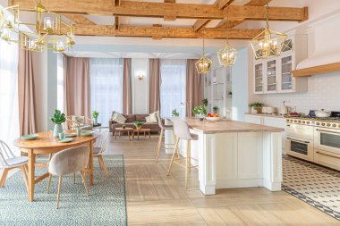 Modern, pahalı, lüks, açık planlı bir daire. Tavanda pastel renkli ahşap kirişler olan zengin İskandinav tarzı iç mekan.