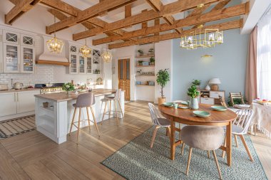 Modern, pahalı, lüks, açık planlı bir daire. Tavanda pastel renkli ahşap kirişler olan zengin İskandinav tarzı iç mekan.