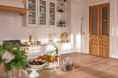 Modern, pahalı, lüks, açık planlı bir daire. Tavanda pastel renkli ahşap kirişler olan zengin İskandinav tarzı iç mekan.