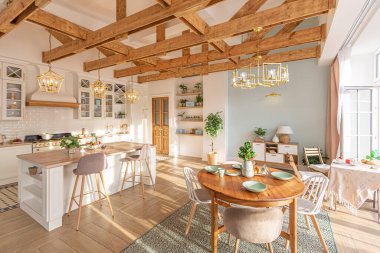Modern, pahalı, lüks, açık planlı bir daire. Tavanda pastel renkli ahşap kirişler olan zengin İskandinav tarzı iç mekan.